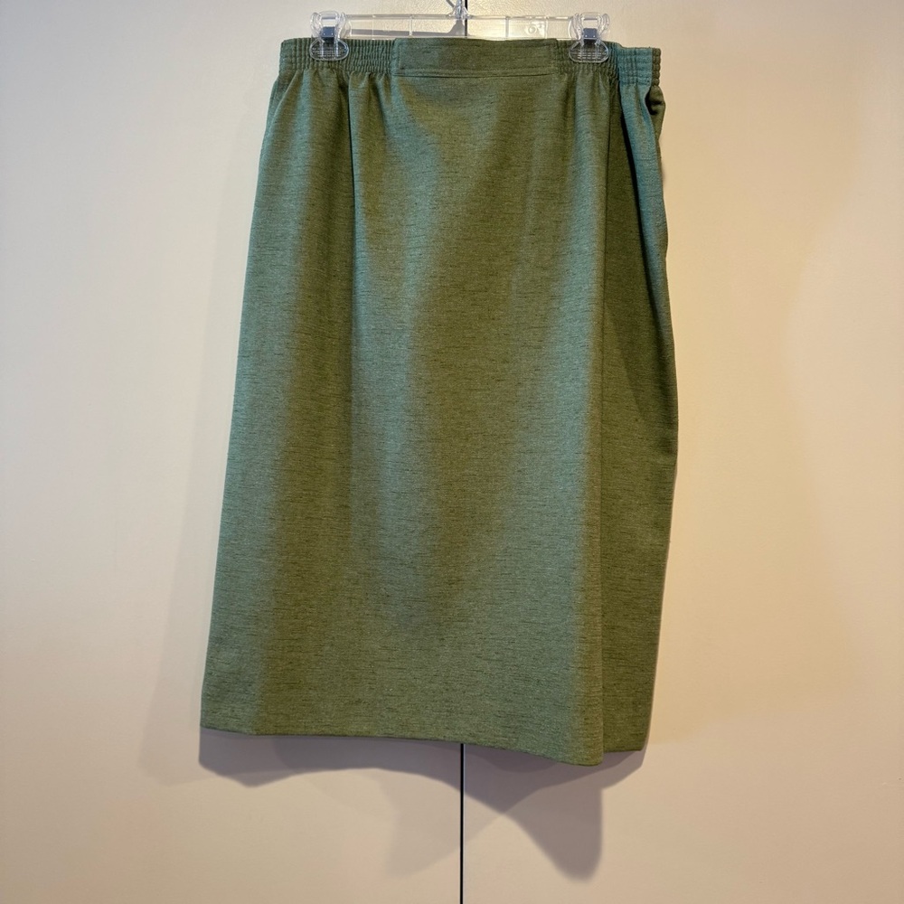 Women’s Size 14 Elegant Green Skirt by Alfred Dunner
